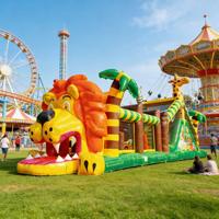 Wahana Permainan Inflatable PVC Ramah Lingkungan Bertema Safari Hutan, Rintangan Berbentuk Singa Jerapah, Peralatan Petualangan Kebun Binatang Anak-Anak, Kelas Komersial