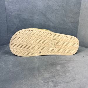 Pantofole piatte in plastica con cinturino intrecciato da donna con accenti in metallo Sole simili a paglia multicolori per interni - Product Image 4