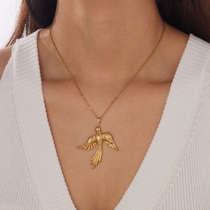 Collar con Colgante <span class=keywords><strong>de</strong></span> Pájaro en Vuelo <span class=keywords><strong>de</strong></span> Acero Inoxidable, Chapado en Oro <span class=keywords><strong>de</strong></span> 18K, Textura Escultural <span class=keywords><strong>de</strong></span> Pluma <span class=keywords><strong>de</strong></span> Paloma <span class=keywords><strong>de</strong></span> la Paz, Joyería Antideslustre, Regalo - Product Image 1