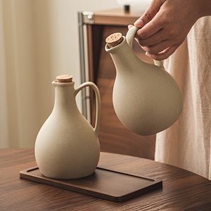 Ensemble de bouteilles distributrices d'huile d'olive <span class=keywords><strong>en</strong></span> céramique avec <span class=keywords><strong>bouchon</strong></span> <span class=keywords><strong>en</strong></span> liège, poignée et plateau <span class=keywords><strong>en</strong></span> bois, et cruche à vinaigre <span class=keywords><strong>pour</strong></span> le rangement sur comptoir de cuisine - Product Image 4