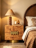 Table de chevet en bois massif style naturel américain, placage de bois de gueule, élégance française du milieu du siècle, édition designer pour chambre à coucher, style Old Money