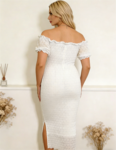 Robe midi moulante blanche en dentelle à épaules dénudées pour femme avec ourlet à volants et fente latérale, idéale pour les soirées estivales - Product Image 3