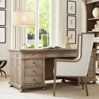 Escritorio Ejecutivo de Roble Americano Retro Sofisticado, Mesa de Oficina con Molduras Dentadas a Medida, Mueble de Estudio Profesional de Madera de Lujo