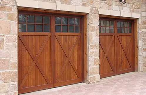 Puerta de garaje de madera marrón, combinación de madera de alta calidad