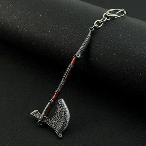 2024 juegos de moda <span class=keywords><strong>God</strong></span> <span class=keywords><strong>Of</strong></span> <span class=keywords><strong>War</strong></span> Kratos Shield Ice Axe llavero coche colgante llaveros para hombres fiesta regalo llaveros - Product Image 6