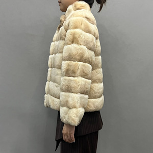 Abrigo de Piel de Conejo Rex Auténtico de Lujo para Mujer, Corto, con Cuello Alto y Detalle de Nudo, Chaqueta de Piel Genuina para Invierno, Venta al Por Mayor - Product Image 2