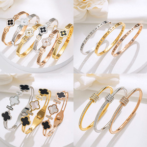 Bracelets sans ternissement Van Cleef & Arpels Trèfle à quatre feuilles en or 18 carats véritable pour femme - Product Image 3