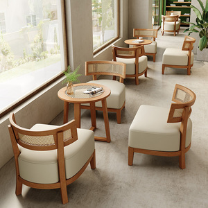 Silla de ratán moderna de mediados de siglo y juego de mesa redonda de madera para esquina de café iluminada por el sol - Product Image 6