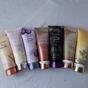 Lozione Corpo Profumata Agua Kiss Velnet Petels Love Spell Romance, Fragranza Femminile di Marca Victoria Secret - Product Image 5