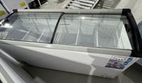 Congélateur vertical commercial à double porte avec dessus en verre incurvé et refroidissement par air pour les magasins de crème glacée