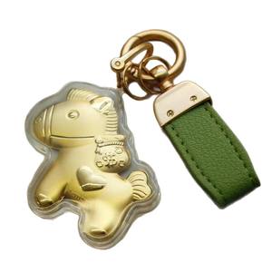 Llavero con correa de cuero y oro genuino de 24K, presentado con detalles decorativos de metal con motivos de dibujos animados. - Product Image 4