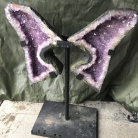 Belles grappes de géode papillon en quartz naturel de guérison avec ailes d'améthyste sur support en métal décor à la maison