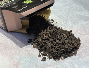 1998 Spring City Tea Factory Pu-erh maduro 100g por caja negra pequeña de materias primas de árbol viejo con aromas de madera y ginseng - Product Image 4