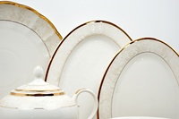 Ensemble de vaisselle de Table Posuda couleur ivoire vaisselle imprimée en céramique chinoise assiette de luxe pour le dîner avec jante en or