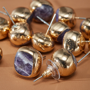Anting Stud Batu Turmalin Hitam Alami Bentuk Tidak Beraturan Kristal Amethyst Kuarsa Dengan Cincin Emas Anting Stud Batu Penyembuh Perhiasan - Product Image 2