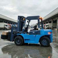 Chariot élévateur diesel à contrepoids à quatre roues de 5 tonnes avec direction hydrostatique pour le levage de palettes lourdes et les travaux logistiques en entrepôt
