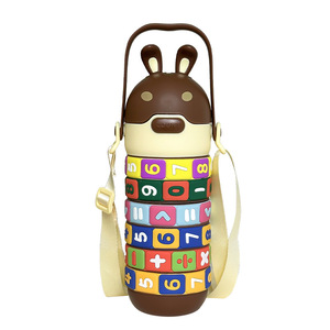 <span class=keywords><strong>Bouteille</strong></span> d'eau créative en plastique grande capacité avec paille, motif dessin animé, anti-chute, pour enfants, idéale pour la garderie et les sorties en plein air - Product Image 4