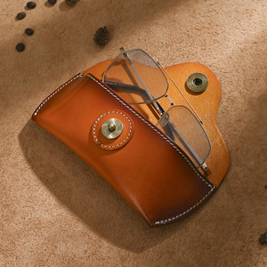 Estuche para Gafas Ando Bag Vintage de Cuero Genuino con Cierre Magnético y Presilla para Cinturón - Product Image 3