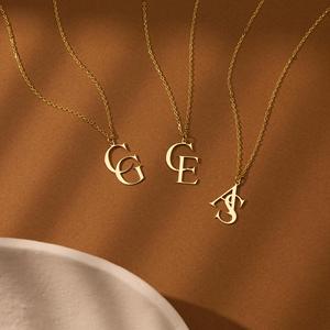 Collana Personalizzata con Doppia Lettera Intrecciata, Ciondolo Monogramma Placcato Oro, Gioiello Regalo per Donne, Vendita all'Ingrosso - Product Image 3