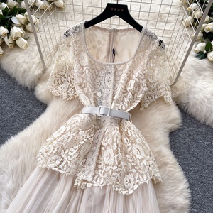 Robe longue plissée d'été à col rond pour femme, style tunique, avec patchwork et dentelle - Product Image 2