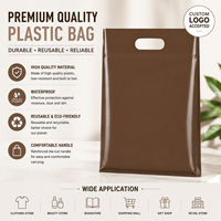 Sacs en plastique personnalisés, imperméables, durables, avec poignée découpée, logo personnalisé pour l'emballage de vêtements, de produits de beauté et de vente au détail