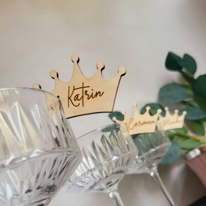 จี้แก้วไวน์รูปมงกุฎไม้ลายฮันนี่แอนด์สวีทเนสส์ พร้อมสลักชื่อส่วนตัว ของตกแต่งโต๊ะงานแต่งงาน ของตกแต่งหน้าเค้ก ของขวัญ - Product Image 4