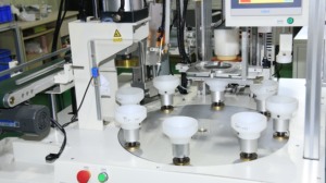 Macchinari per la produzione di elettronica lampadina a led pneumatica <span class=keywords><strong>tikki</strong></span> fitting machine led bulb injection molding machine - Product Image 4