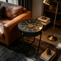 Table d'appoint ronde Steampunk avec horloge, plateau en verre motif carte du monde vintage, structure métallique industrielle, table d'appoint de canapé pour la décoration du salon