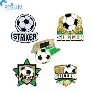 Toptan spor futbol topu kalkanı mineli yaka rozeti özel Logo forvet futbol yumuşak sert emaye Pin rozeti futbol broş