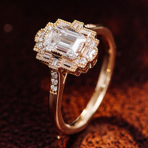 Anelli di fidanzamento unici Paston personalizzati con moissanite da 3 carati taglio radiante, coltivata in laboratorio, in oro massiccio 18K con montatura a griffe, certificati GRA - Product Image 3