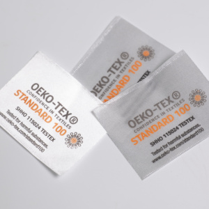 Étiquette imprimée personnalisée en tissu satiné avec logo de marque et informations complètes sur la taille des chemises - Product Image 4