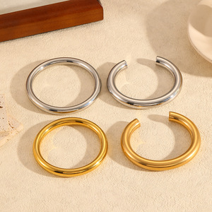 กำไลข้อมือสแตนเลสสตีลแบบกลวงสำหรับผู้หญิง ดีไซน์เรขาคณิต ทอง 18k ไทเทเนียมสตีล เครื่องประดับแฟชั่น - Product Image 3