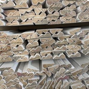 Moulures en bois blanc apprêté résistantes à l'humidité pour plinthes et corniches de plafond - Product Image 4