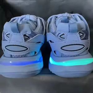 Chaussures de sport de luxe tendance rétro de haute qualité Track 3.0 avec lumière LED, augmentant la taille, pour femmes et hommes - Product Image 6