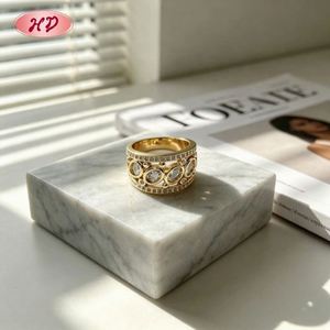 Bague large creuse plaquée or 18 carats en alliage, style vintage tendance, avec grappe de zircons ovales AAA, pour femme, usage quotidien et soirée, vente en gros, bijoux Hengdian - Product Image 1