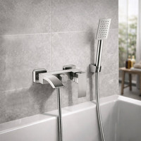 Robinet de baignoire mural moderne en acier inoxydable brossé avec bec cascade et jet doux effet pluie, mitigeur de douche à poignée unique