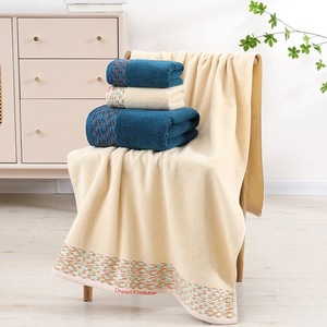 Fabrika Toptan Özel Pamuklu Havlu Hediye Seti 3 Parça Banyo Havlusu Seti, Kurumsal Hediyeler için Bez Çanta ile - Product Image 5