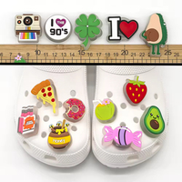 Vente en gros de breloques de chaussures en caoutchouc 3D lumineuses LED, tendance 2025, design fraise années 90, thème nourriture, et accessoires de chaussures lumineux mignons thème voitures, en vrac