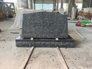 Monument funéraire vertical de style américain en granit bleu nacré poli sur mesure avec base en serpentine - Product Image 6