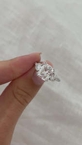 Trilogie de coussin en or massif 18 carats à la mode exclusive avec bagues de promesse faites à la main en diamant cultivé en laboratoire pour femmes en gros - Product Image 6