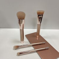 Ensemble de 4 pinceaux de maquillage magnétiques vegan en or rose et blanc avec support de base