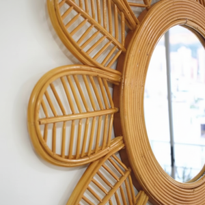 Miroir mural en forme de pétales de fleurs en rotin tissé à la main de style moderne, écologique, idéal pour les occasions d'anniversaire - Product Image 1
