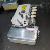 Machine à coudre surjeteuse SHING LING d'occasion, 4500 points/min, 11 mm, 45x35x40 cm, boîte en bois, moteur à entraînement direct, usage domestique