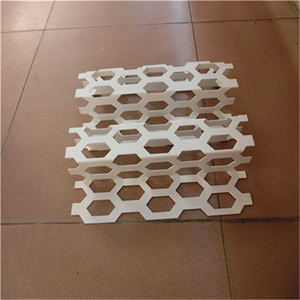 Plaque en aluminium perforée sur mesure avec trous hexagonaux, façade extérieure de l'entrée du bâtiment - Product Image 5