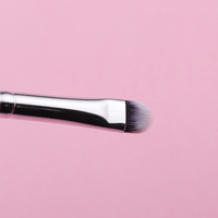 Kuas Concealer mata hitam kecil kustom MOQ rendah kuas Concealer mata sintetis kuat datar pegangan kayu kuas tunggal untuk Concealer mata