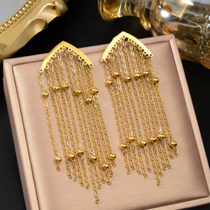 Boucles d'oreilles pendantes minimalistes en acier inoxydable plaqué or 18 carats avec longues pampilles fantaisie et tendance pour femme – Idéales pour un anniversaire - Product Image 4
