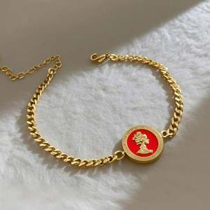 Bracelet de marque rond plaqué or 18 carats avec portrait de reine, en acier inoxydable, bijoux de mode, bracelet à maillons - Product Image 1