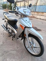 Une moto Suzuki 110cc à transmission automatique, capable de transporter du fret. Le meilleur choix pour la conduite quotidienne, maniabilité aisée.