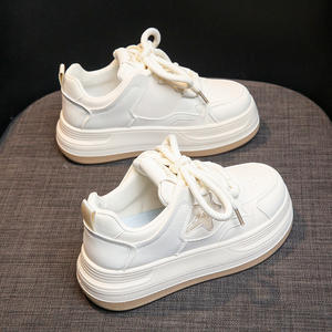 Baskets de sport printemps-automne 2025 pour filles, nouvelles chaussures décontractées pour garçons, chaussures tendance pour enfants en cuir synthétique beige et noir à lacets avant - Product Image 1