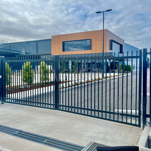 Portail coulissant motorisé préfabriqué en acier pour entrées larges, cours industrielles et parkings - Product Image 1